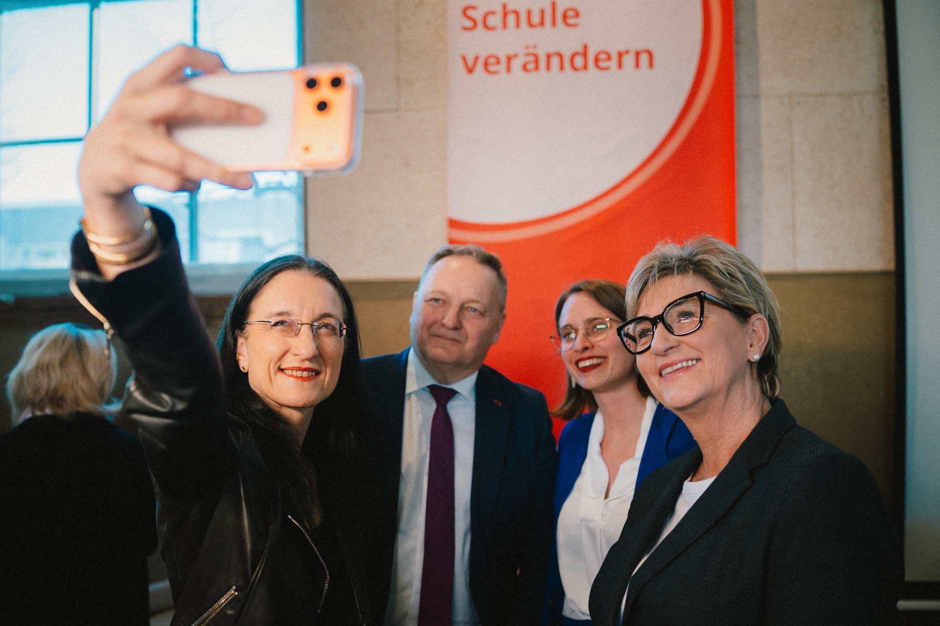 Gruppe macht ein Selfie vor dem beWirken-Banner