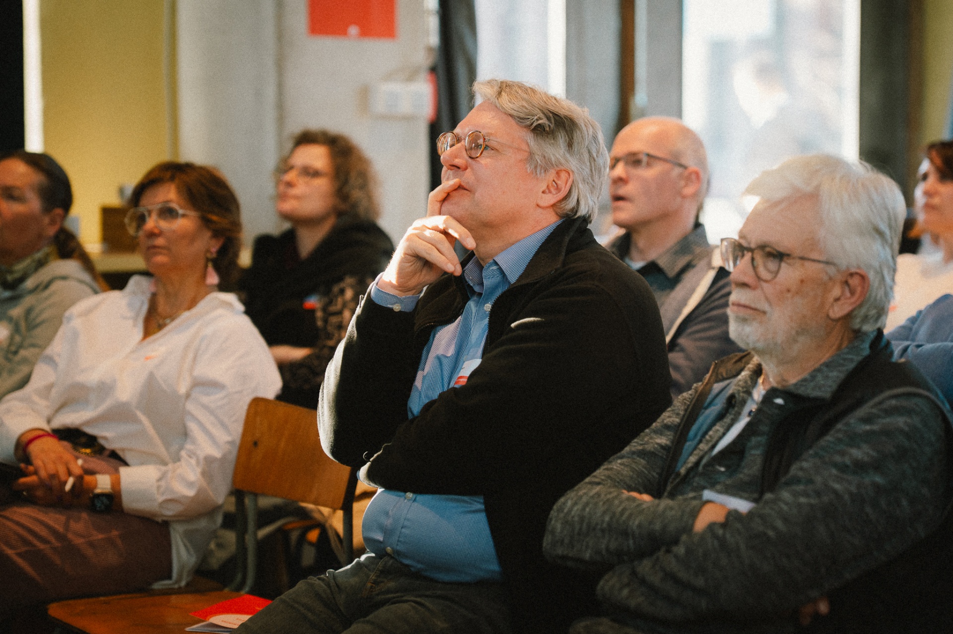 Publikum hört konzentriert einem Vortrag zu